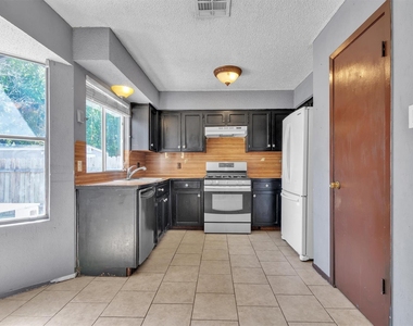5000 Fontenay Dr - Photo Thumbnail 6
