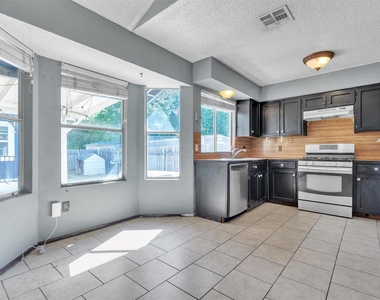 5000 Fontenay Dr - Photo Thumbnail 5