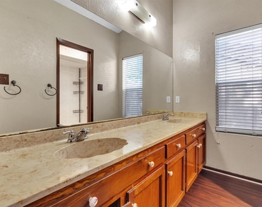 5000 Fontenay Dr - Photo Thumbnail 9