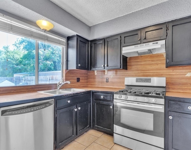 5000 Fontenay Dr - Photo Thumbnail 4