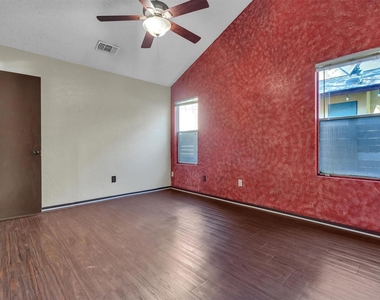 5000 Fontenay Dr - Photo Thumbnail 8