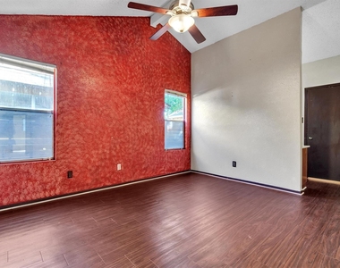 5000 Fontenay Dr - Photo Thumbnail 7