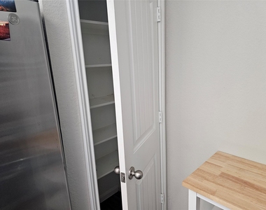 10504 Fulton Ave - Photo Thumbnail 7