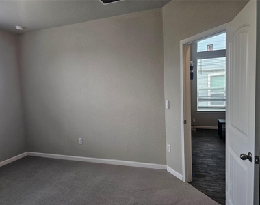 10504 Fulton Ave - Photo Thumbnail 14