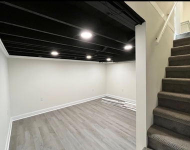 113 E 37th Place - Photo Thumbnail 4