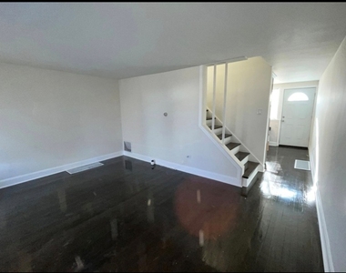 113 E 37th Place - Photo Thumbnail 2