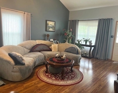 1005 Singer Avenue - Photo Thumbnail 2