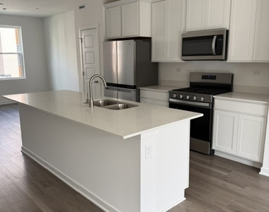 2226 Lakeshore Drive - Photo Thumbnail 3