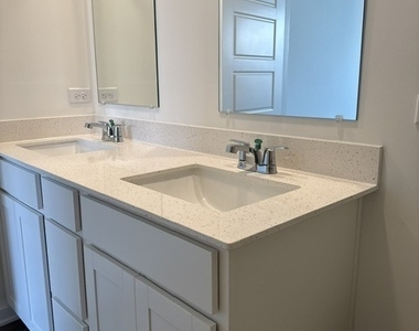2226 Lakeshore Drive - Photo Thumbnail 6