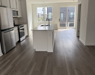 2226 Lakeshore Drive - Photo Thumbnail 2