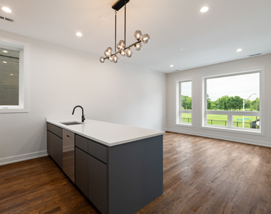 408 E 50th Place - Photo Thumbnail 4
