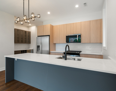 408 E 50th Place - Photo Thumbnail 2