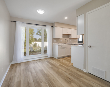 1031 Maple Lane - Photo Thumbnail 7