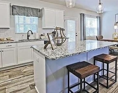 129 Lauren Street - Photo Thumbnail 2
