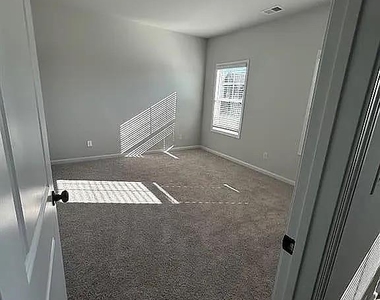 129 Lauren Street - Photo Thumbnail 8