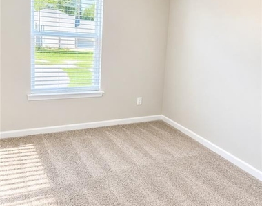 38 Warwick Court - Photo Thumbnail 7