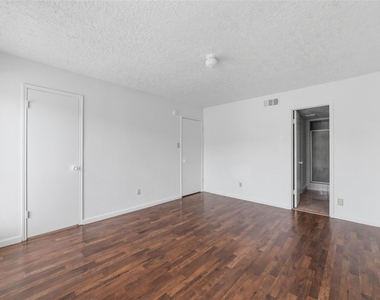 7700 Creekbend Drive - Photo Thumbnail 17