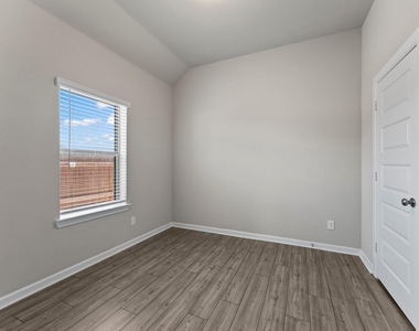 102 Camelia Street - Photo Thumbnail 21