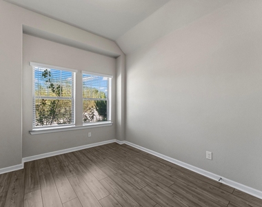 102 Camelia Street - Photo Thumbnail 20