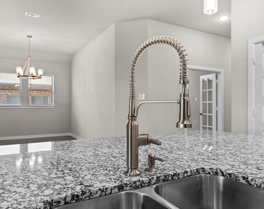 102 Camelia Street - Photo Thumbnail 9