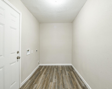 319 Rustic Drive - Photo Thumbnail 11