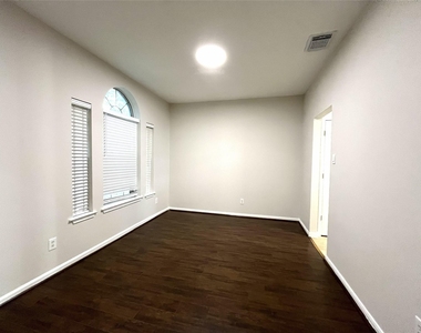 3847 Landon Park Drive - Photo Thumbnail 3