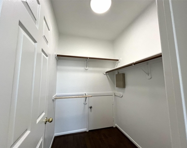 3847 Landon Park Drive - Photo Thumbnail 9