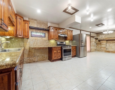 9607 Carousel Lane - Photo Thumbnail 4