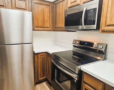 921 Marine Drive - Photo Thumbnail 5