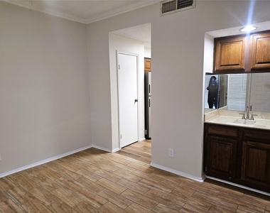 921 Marine Drive - Photo Thumbnail 3