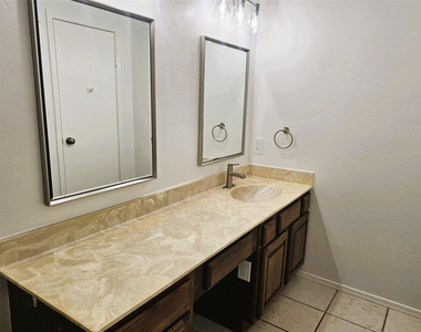 921 Marine Drive - Photo Thumbnail 12