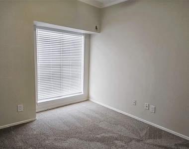 921 Marine Drive - Photo Thumbnail 7