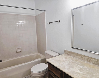 921 Marine Drive - Photo Thumbnail 17