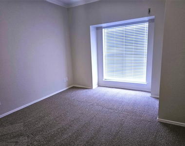 921 Marine Drive - Photo Thumbnail 10