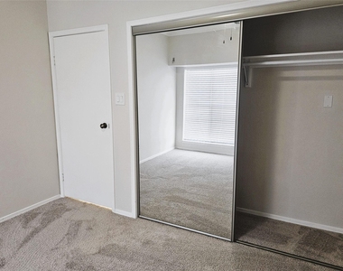 921 Marine Drive - Photo Thumbnail 16