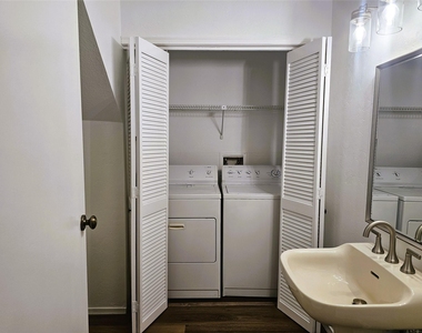 921 Marine Drive - Photo Thumbnail 9