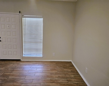 921 Marine Drive - Photo Thumbnail 15