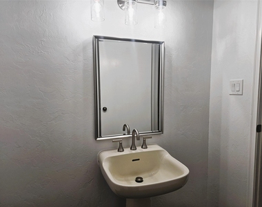 921 Marine Drive - Photo Thumbnail 8
