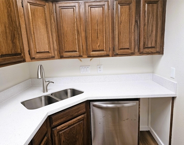 921 Marine Drive - Photo Thumbnail 6