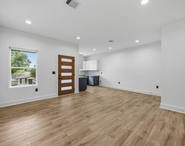 316 Clearwater Street - Photo Thumbnail 2