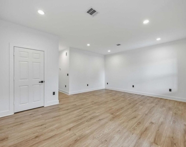 316 Clearwater Street - Photo Thumbnail 15