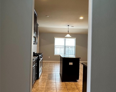2610 Lexington Park Drive - Photo Thumbnail 3