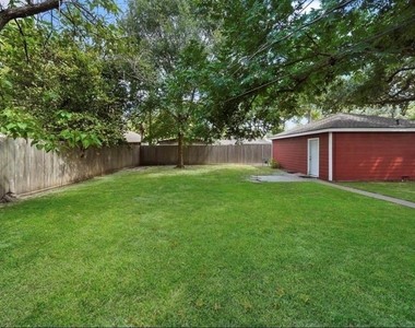 9802 Cedardale Drive - Photo Thumbnail 16