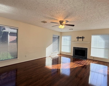 106 Crimson Bay Drive - Photo Thumbnail 3