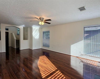106 Crimson Bay Drive - Photo Thumbnail 4