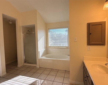 106 Crimson Bay Drive - Photo Thumbnail 18