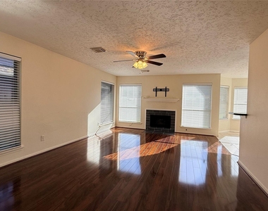 106 Crimson Bay Drive - Photo Thumbnail 2