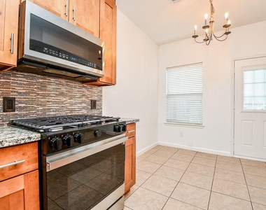 6011 Shadow Isle Lane - Photo Thumbnail 12