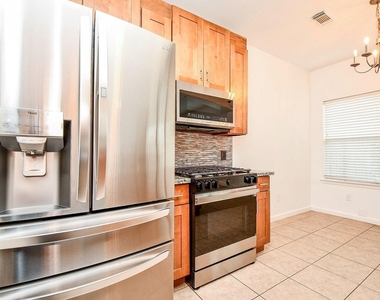 6011 Shadow Isle Lane - Photo Thumbnail 11