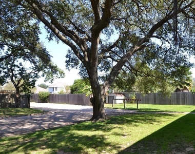 1867 Florida Drive - Photo Thumbnail 9